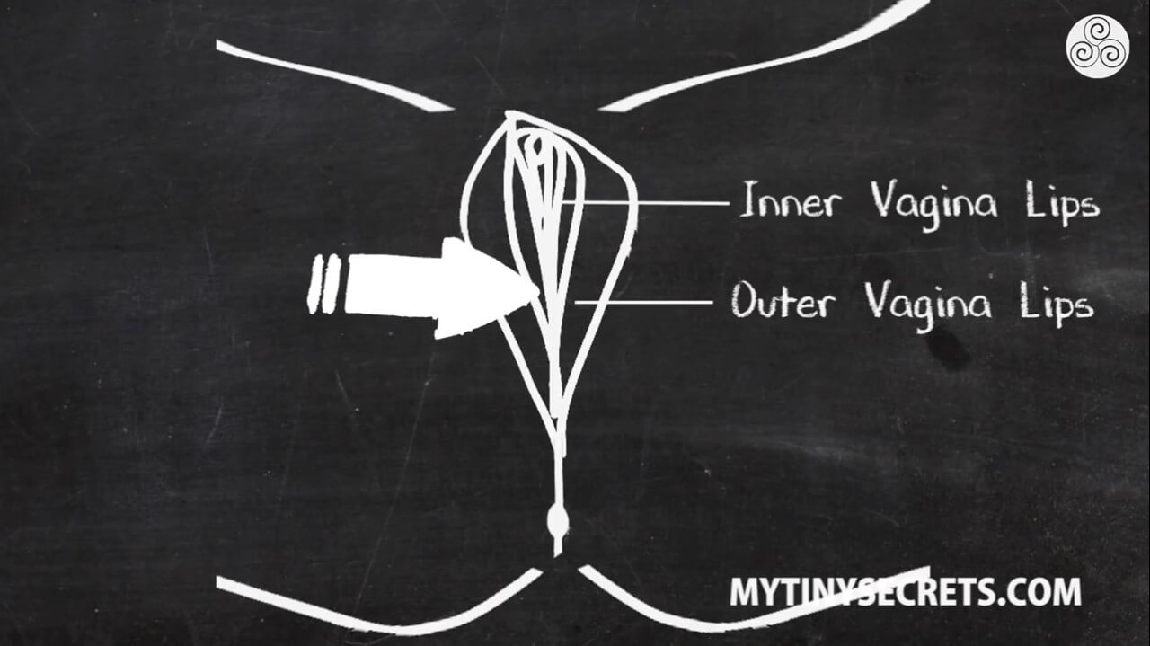 Излижете външните и устни, вътрешните устни и открийте нейния клитор