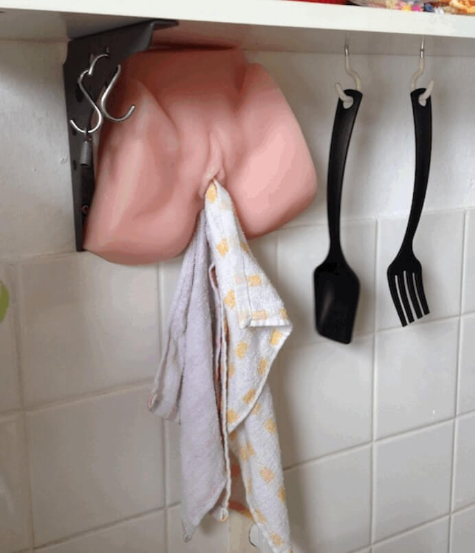 Номер 2 наистина е изобретателен и е измислил доста ефектен начин да държи кърпата в кухнята - реалистична вагина секс играчка за мъже